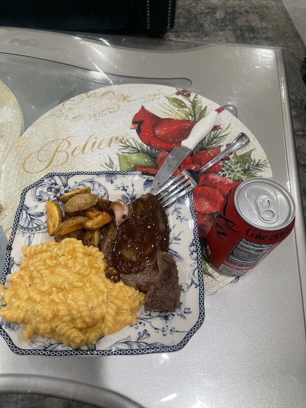 Steak with mac and cheese and potatoes - a hearty meal for gains