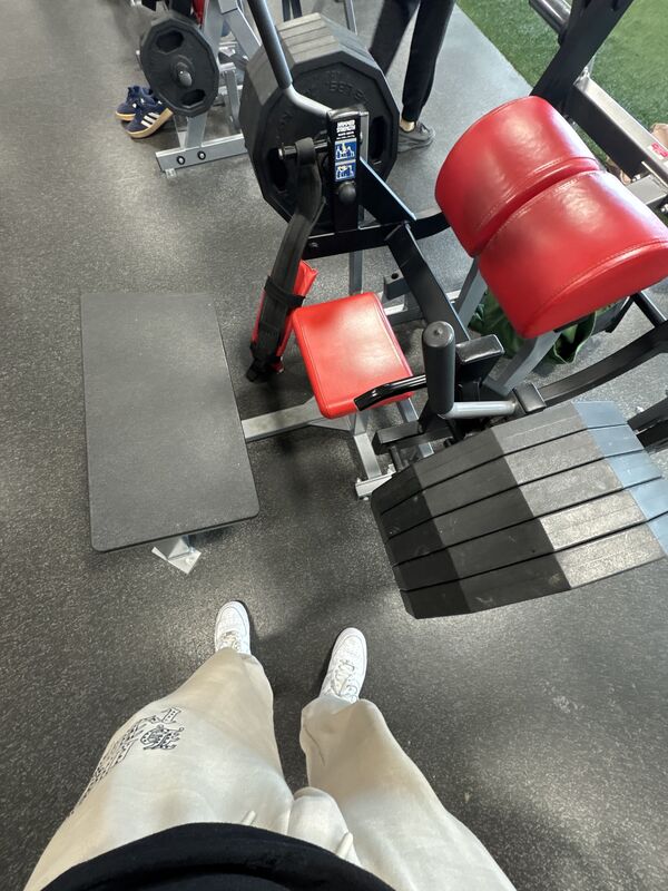 Hip thrust personal record at the gym - progressive overload in action