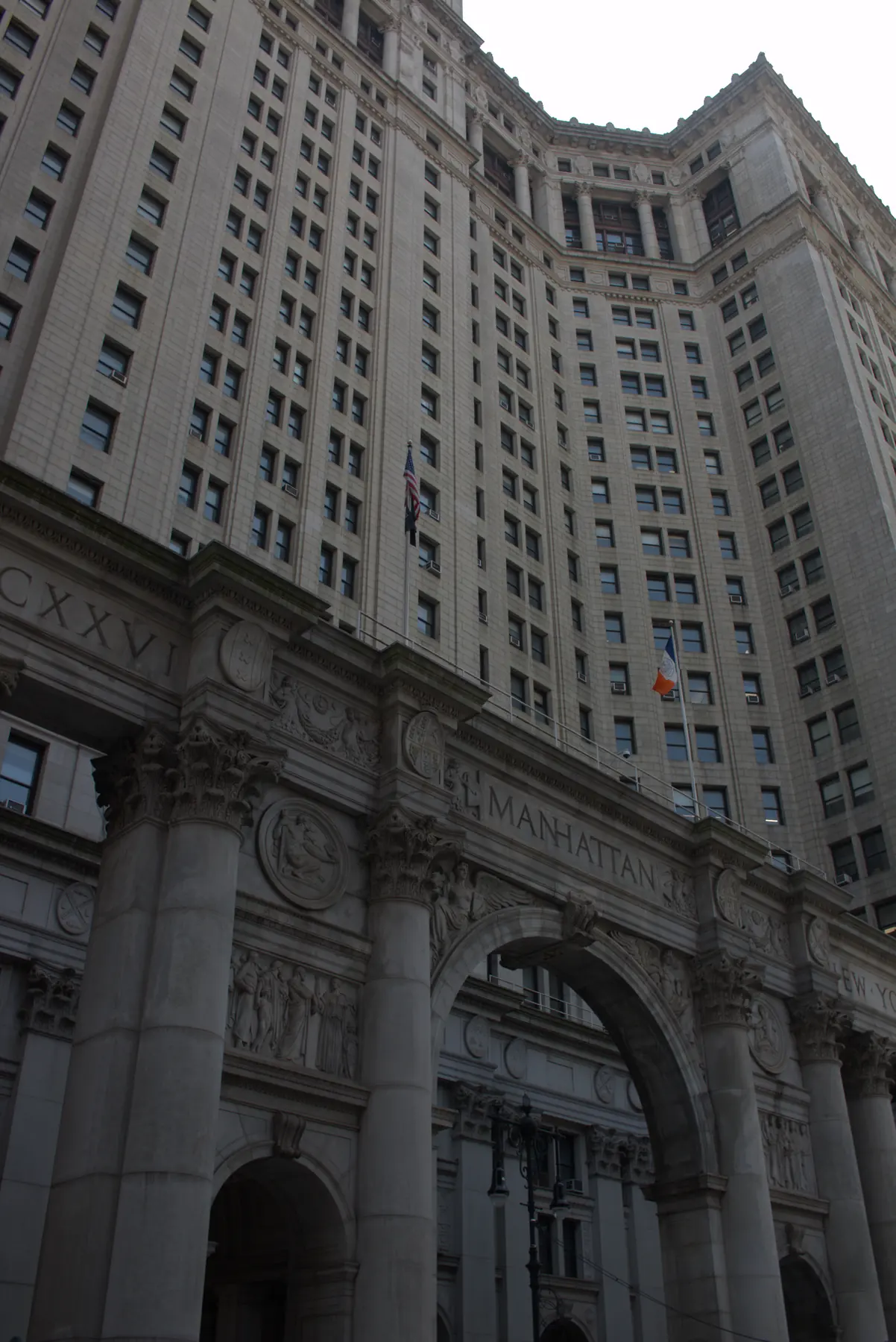 High-contrast urban capture with structural symmetry and movement cues